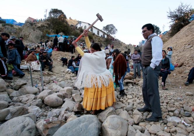 Ribuan Bolivian Catholic Memecah Batu Untuk Mengubah Nasib