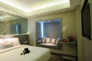 Interior yang memikat dalam kamar (Pesan Hotel Ini Sekarang)
