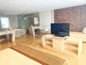 Salah satu sudut kamar tidur (Pesan Hotel Ini Sekarang)